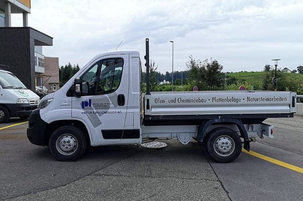 Brückenwagen mit Autobeschriftung - Werbetechnik von Atelier S&G