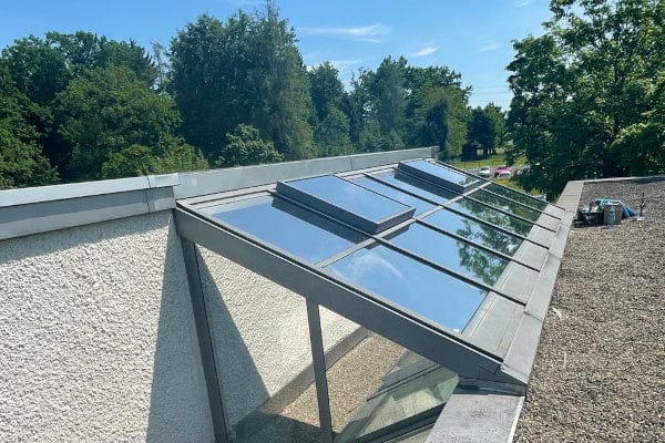 Eine Reihe Fenster mit Folien für den Sonnenschutz zum Schutz vor starker Sonneneinstrahlung