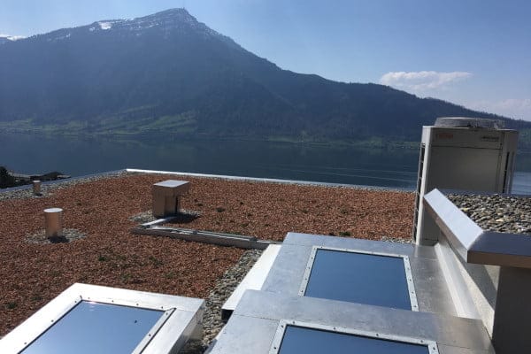 Sonnenschutzfolien auf Dachfenster im Hintergrund die Rigi