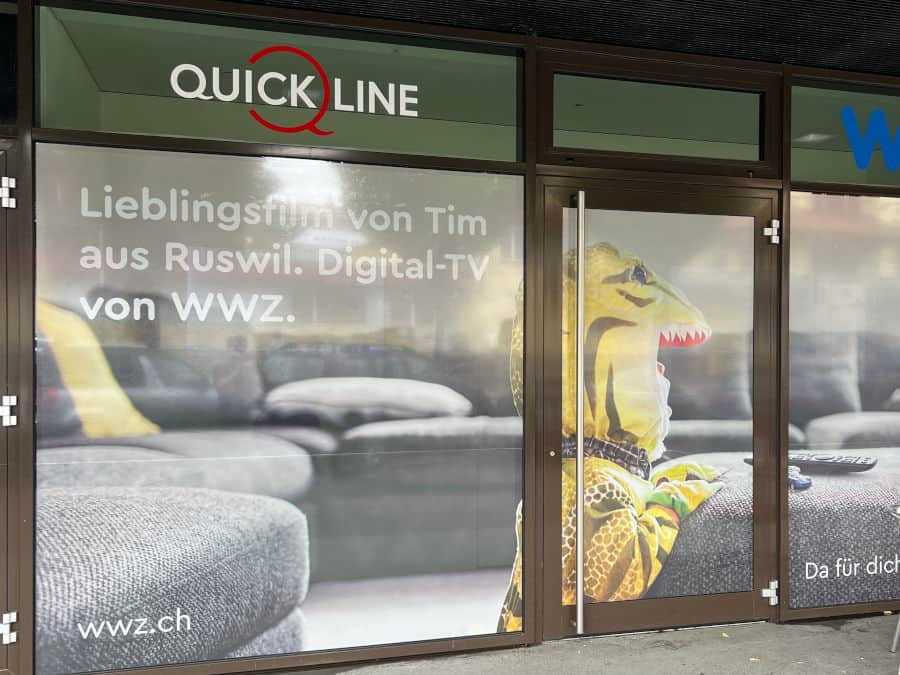 Stilvolle Schaufensterbeschriftung mit Sichtschutz - Werbetechnik von Atelier S&G
