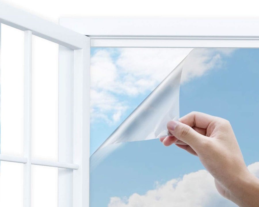 Sonnenschutzfolie für Fenster Sonnenschutzfolie die auf einem Fenster angebracht ist.