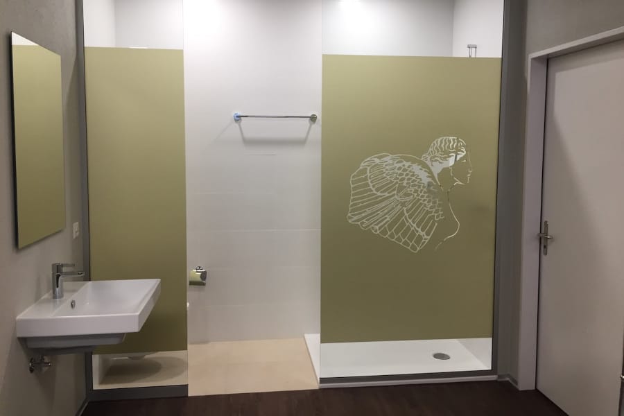 Sichtschutz in Dusche eines Badezimmers