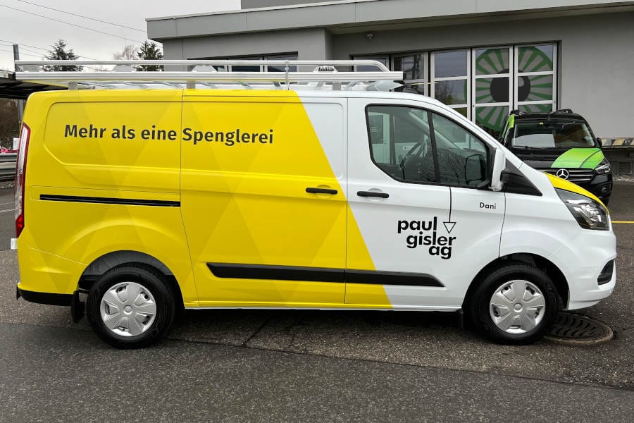 Autobeschriftung: Firmenbeschriftung mit einer Fahrzeugfolierung